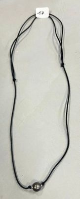 un collier en cordon noir orné d'une perle argentée