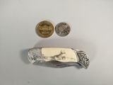 un petit couteau posé à côté d'une pièce de monnaie