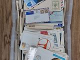 un bac rempli de courrier posé sur un plancher en bois