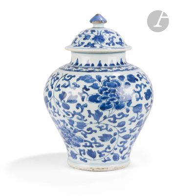 pot à gingembre bleu et blanc orné d'un motif floral