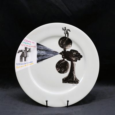 une assiette en noir et blanc sur laquelle est représenté un homme