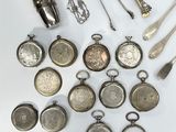 beaucoup d'objets en argent posés sur une table