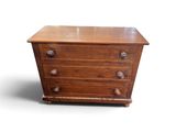 une petite commode en bois sur fond blanc
