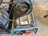 une photo d'un petit nettoyeur haute pression portable dans un garage