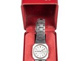 l'image d'une montre dans un coffret rouge sur fond blanc