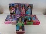 tout un tas de poupées Barbie posées sur la table