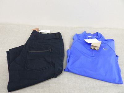 un pantalon bleu et noir posé sur un canapé