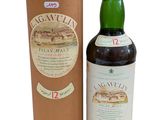 une bouteille de whisky posée à côté d'une boîte en carton