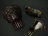 trois mèches de cheveux et un peigne posés sur une table