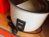 une casserole et une poêle posées sur une étagère dans une cuisine