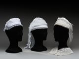 trois têtes de mannequins noires ornées de dentelle blanche