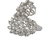 une image d'une bague en or blanc sertie de diamants en forme de cygne, sur fond blanc