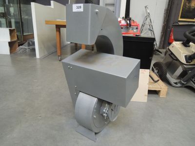 une machine posée sur le sol d'une pièce