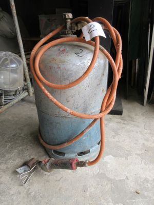 un réservoir de gaz propanène muni d'un tuyau