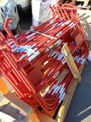 une pile de tuyaux rouges posée sur une palette