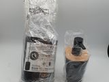 une bouteille de vin et un sachet de chocolats posés sur une table