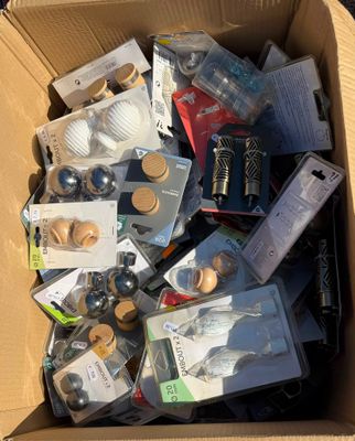 une boîte en carton remplie d'objets hétéroclites