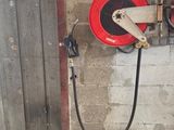 un tuyau fixé au mur d'un garage