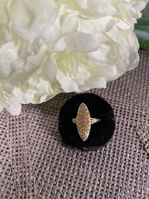 Bague en or jaune 18K de forme losangique sertie d'un pavage…