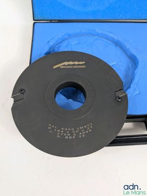 une boîte bleue avec un couvercle noir et un couvercle bleu