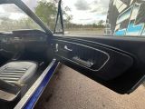 une vue de l'intérieur d'une voiture depuis le siège conducteur