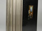 trois livres sont empilés sur une table
