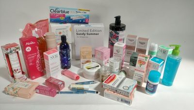 de nombreux types de produits de soin pour la peau disposés sur une surface blanche