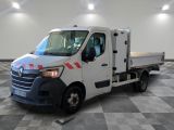 un camion blanc garé dans une pièce