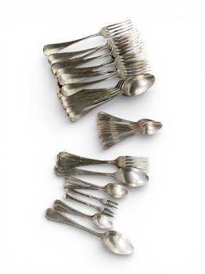 Lots de couverts en métal argenté. - Photo 1