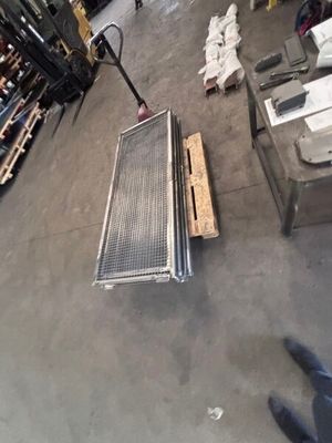 un radiateur métallique au milieu du sol d'un entrepôt
