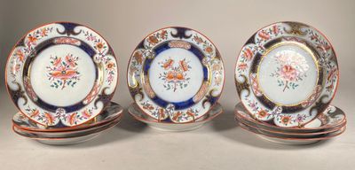 trois assiettes ornées de motifs floraux sont empilées les unes sur les autres
