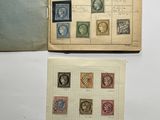 deux livres ornés de timbres, posés sur une table