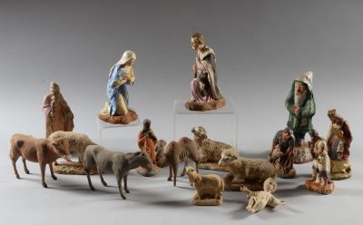 de nombreuses figurines représentant des personnes et des animaux disposées en cercle