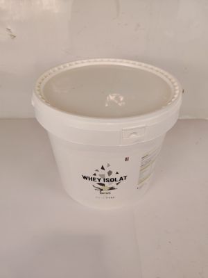 un pot de yaourt blanc posé sur une table