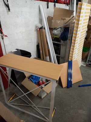 une table placée au milieu d'une pièce