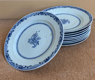 quatre assiettes ornées de motifs bleus et blancs, posées sur un tapis