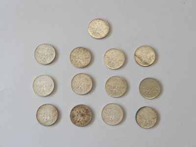 un grand nombre de pièces qui se trouvent sur une surface blanche