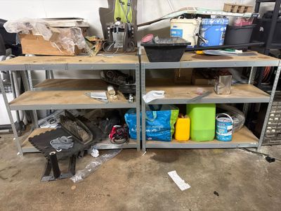 deux étagères sur lesquelles sont posés divers objets, dans un garage