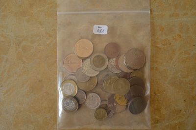 beaucoup de pièces dans un sac posé par terre