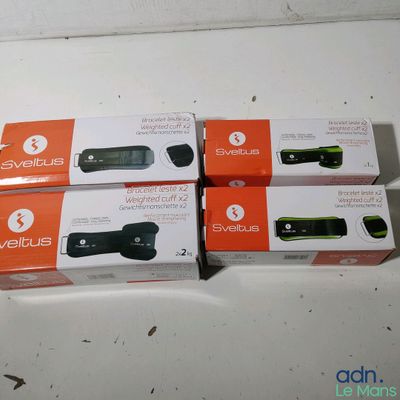 trois boîtes contenant des gadgets électroniques posées sur une table