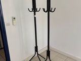 deux porte-manteaux noirs dans un coin de la pièce