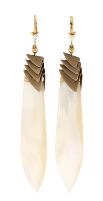 une paire de boucles d'oreilles blanches et dorées sur fond blanc