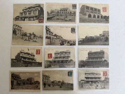 de nombreuses photos anciennes de bâtiments exposées sur le mur