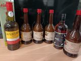 plusieurs bouteilles d'alcool posées sur une table à côté d'un livre