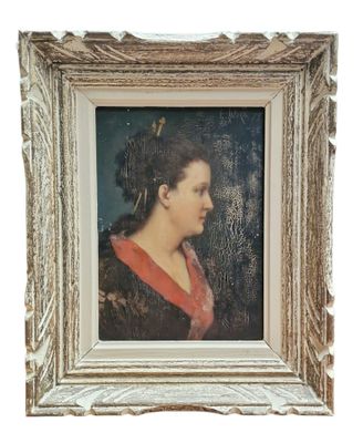 portrait d'une femme en robe rouge dans un cadre doré