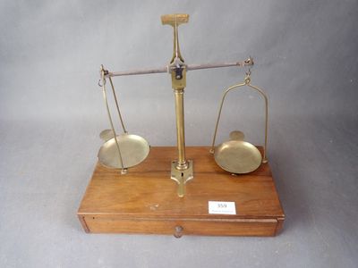 une balance posée sur un socle en bois