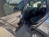 On voit la portière ouverte d'une voiture sur le bord de la route