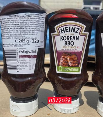 trois bouteilles de ketchup posées les unes à côté des autres sur une table