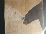 une photo d'un ours polaire et un ours polaire accroché au mur