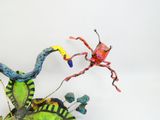 une sculpture représentant un lézard et un lézard posé sur une table